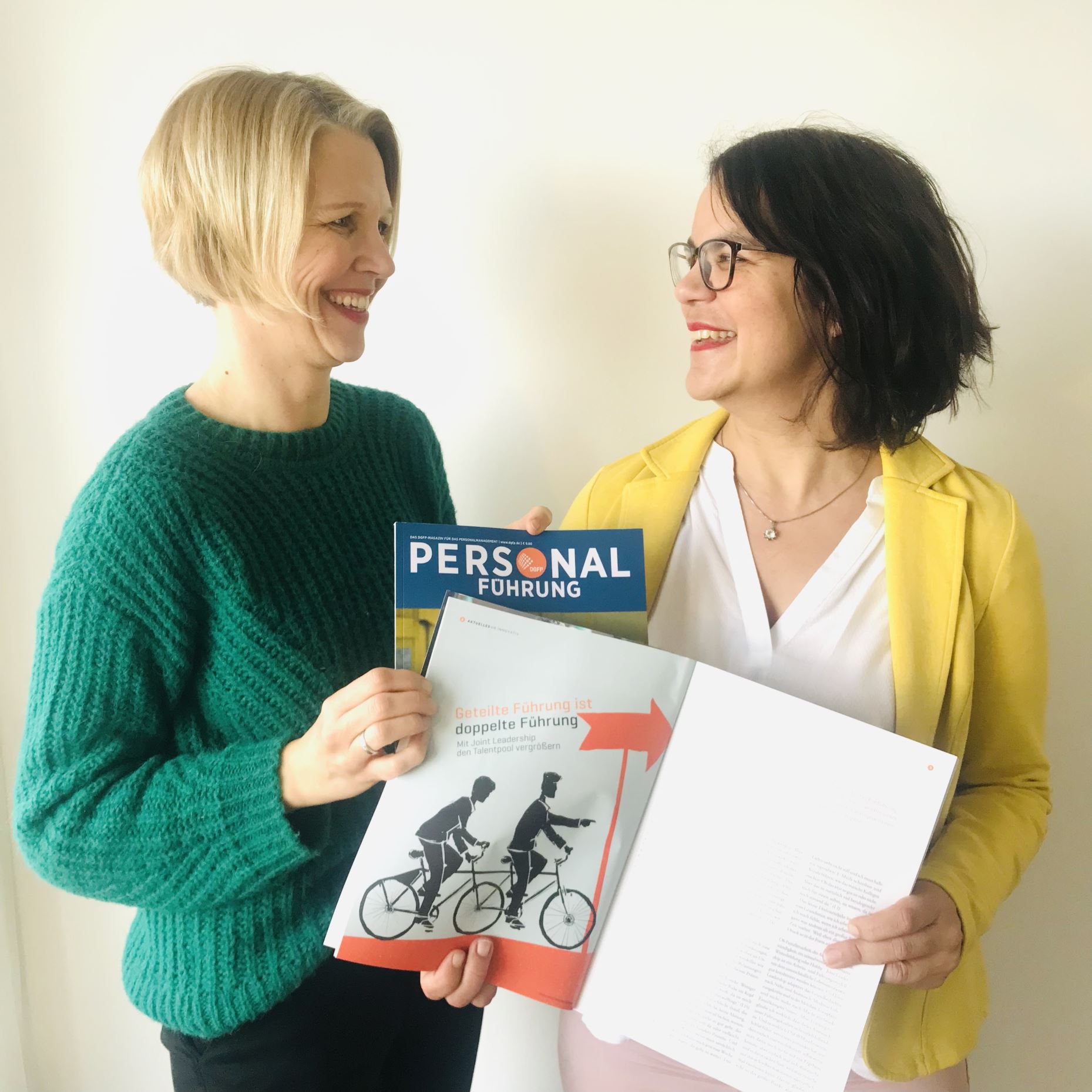 Carolin Weigel und Esther Himmen halten ein Exemplar des Magazins "Personalführung"