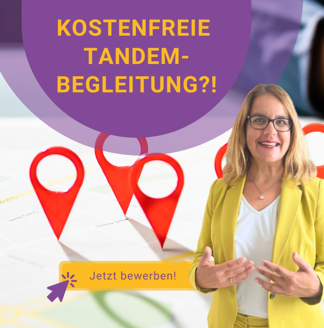 Carolin Weigel sitzt am Tisch in einem Meetingraum und redet.