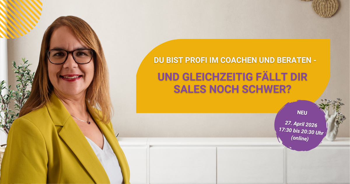 Carolin Weigel sitzt am Tisch in einem Meetingraum und redet.