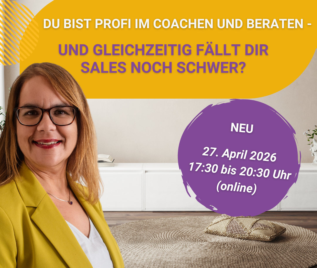 Carolin Weigel sitzt am Tisch in einem Meetingraum und redet.