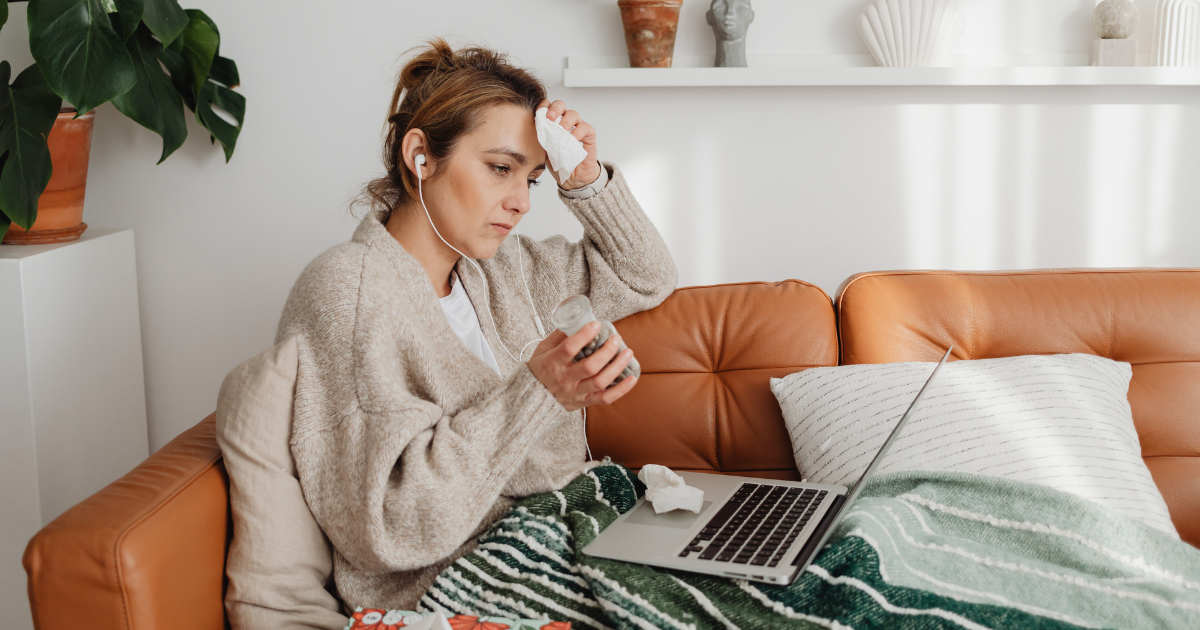 Ein Mann und eine Frau sitzen im Büro und klatschen sich ab.