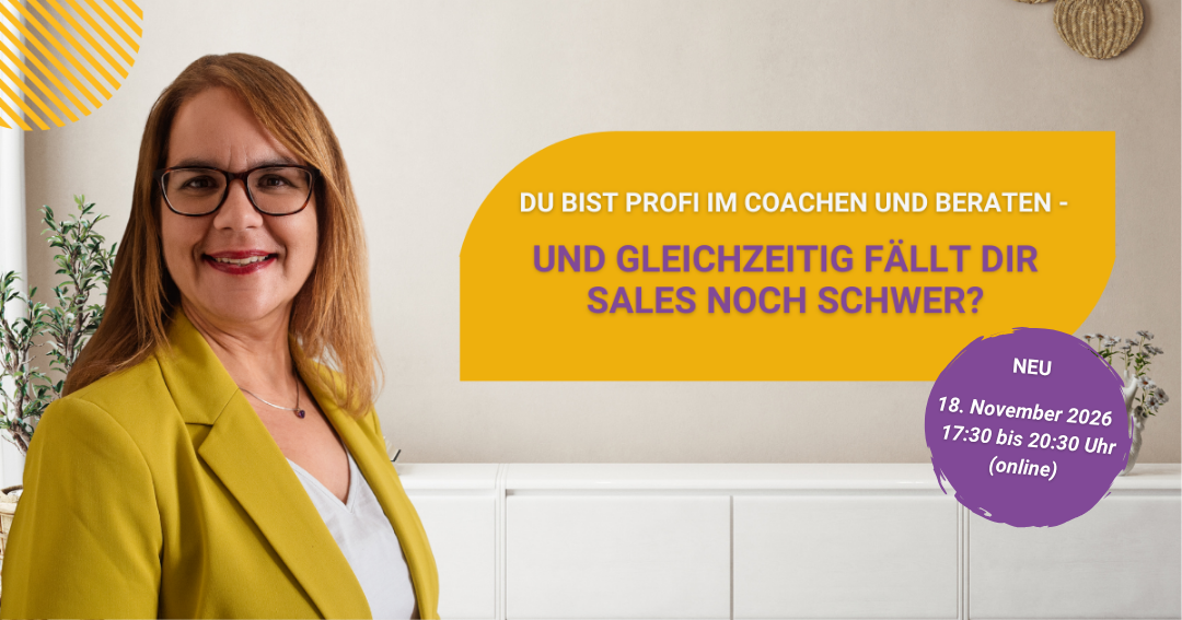 Carolin Weigel sitzt am Tisch in einem Meetingraum und redet.
